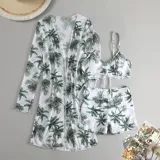Conjunto de traje de baño de tres piezas con estampado de hojas tropicales en tonos blanco y negro. Incluye un top tipo tankini con cordón ajustable en el centro, un short de tiro alto y una camisa abierta de manga larga tipo salida de baño.