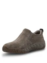 Slip On Hush Puppies modelo Tornnado, color marrón, confeccionado en cuero con diseño sin cordones, elásticos laterales y suela texturizada para mayor soporte.