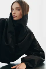Chaqueta bomber negra ZW Collection con acolchado interior, cuello envolvente de solapa cruzada, mangas largas con puños elásticos y bajo con elástico.