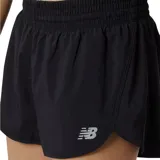 Short de running negro con cintura elástica y logo de New Balance estampado en la pierna izquierda.