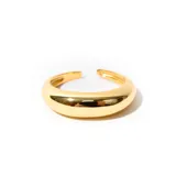 Anillo de diseño minimalista y liso, con estructura abierta y ajustable, acabado en baño de oro.