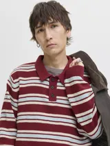 Polo tejido de manga larga con fit relajado, color rojo tibetano con rayas horizontales en blanco y celeste. Presenta medio cierre de botones.