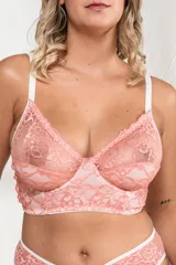 Corpiño de encaje floral color salmón con aros, breteles blancos regulables y espalda ancha de lycra con broches regulables.