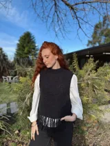 Chaleco tejido a mano color beige con cuello alto y flecos en el ruedo. Hecho por encargo en lana.