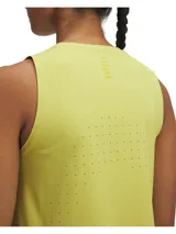 Musculosa deportiva Under Armour de color amarillo, diseñada para running. Presenta un corte sin mangas con cuello redondo, perforaciones láser laterales para mayor ventilación y un bajo curvado. Confeccionada en tejido técnico elástico que disipa el calor y absorbe el sudor.