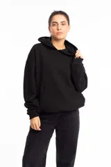 Canguro negro con capucha, de corte holgado y diseño minimalista. Presenta un estampado gráfico lineal en color blanco en la parte posterior que forma la palabra 'all'.