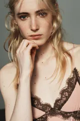 Vestido corto de tirantes finos ajustables con escote en pico. Presenta detalles de encaje en contraste en el escote y el ruedo. Cuenta con falda con vuelo y cierre de cremallera oculto en la espalda.