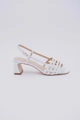 Sandalias de cuero doradas con tiras finas horizontales en el empeine, pulsera con hebilla al tobillo y tacón cuadrado.