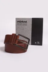 Cinturón de hombre marca Mistral, confeccionado en cuero sintético color marrón. Presenta una hebilla metálica rectangular en tono oscuro con el logo de la marca grabado y una presilla con el nombre de la marca en relieve.