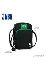 Morral deportivo negro con detalles en verde, con compartimento principal con cierre y bolsillo frontal. Incluye el logo de los Boston Celtics en la parte superior y el logo de la NBA en la parte inferior. Cuenta con correa regulable y un llavero colgante con el logo de la NBA.