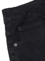 Pantalón de jeans negro para hombre, de corte recto y diseño clásico de cinco bolsillos, con cierre de cremallera y botón metálico.
