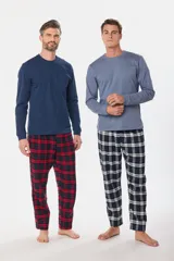 Pijama de hombre compuesto por una remera de manga larga azul marino y un pantalón a cuadros en tonos azul marino, blanco y negro.