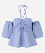 Blusa celeste de tricolina con hombros descubiertos, mangas abullonadas cortas y lazo en el cuello y parte delantera.