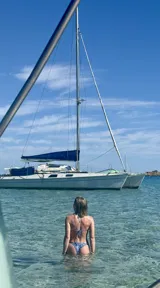 Traje de baño entero estilo trikini con estampado de caracoles en tonos azules y blancos. Se regula con tiras en la parte superior y en la bombacha, dejando la espalda descubierta.