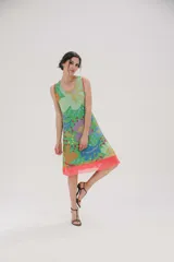 Vestido corto sin mangas, con estampado floral multicolor y ribete coral.