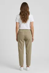 Pantalón jogger verde militar de algodón, con cintura elástica con cordón de ajuste y bolsillos frontales aplicados.