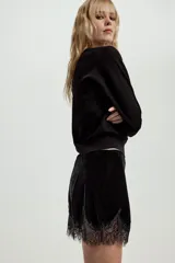 Jersey básico de cuello redondo y manga larga, confeccionado en hilatura de lana 100% con acabado de punto liso.