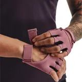 Guantes deportivos sin dedos Under Armour, color negro, con logo de la marca en blanco en el dorso de la mano y correa ajustable en la muñeca.