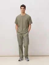 Camiseta verde militar de algodón orgánico, de corte oversize, con estampa en la espalda.
