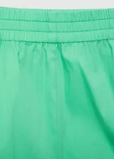 Short de corte recto con cintura elástica y dos bolsillos delanteros, confeccionado en tejido mezcla de algodón.