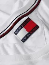 Remera blanca de cuello redondo y manga corta, confeccionada en mezcla de algodón orgánico y viscosa, con diseño slim y logotipo bordado en el pecho, en colaboración con Shawn Mendes.
