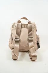 Mochila de nylon color lila con cierre de hebilla frontal, bolsillo exterior con cierre y bolsillos laterales con cierre.