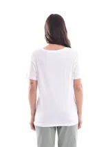 Remera blanca de corte holgado con escote en V.