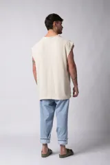 Musculosa oversize de tejido de lino con textura marcada, corte suelto, cuello redondo y terminaciones deshilachadas en las sisas.