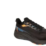 Championes de running 361 Protective Running, color gris con detalles en azul y amarillo. Cuentan con tecnología RAIN AWAY que los mantiene secos y cómodos, entresuela con tecnología QUIKFOAM para absorción de impactos y suela exterior de caucho antideslizante.