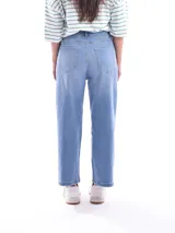 Jean wide leg de tiro alto color celeste, con bolsillos delanteros y traseros, y cierre frontal con botón y cremallera.