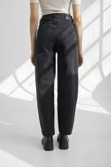 Pantalón de jean negro de corte recto y tiro alto, con diseño clásico de cinco bolsillos.