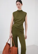 Pantalón de punto fino verde militar, de diseño recto, largo y tiro medio, con cintura elástica sin cierre.
