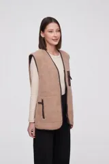 Chaleco marrón con cierre frontal y bolsillos con cierre.