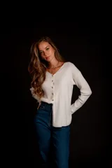 Blusa de morley elastizado color blanco, con escote en V y botones dorados.