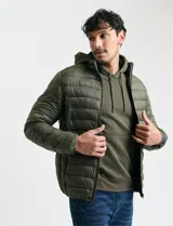 Campera acolchada tipo puffer en color gris, con cierre frontal, cuello alto y puños elásticos.