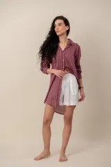 Camisa larga a rayas bordó y blancas, con cuello camisero, mangas largas y cierre frontal de botones.