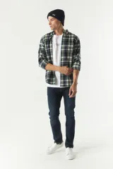 Camisa de viyela a cuadros para hombre, con fit regular y logo bordado.