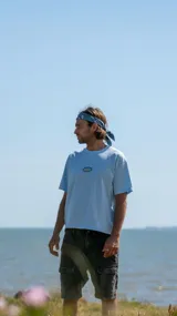 Remera celeste de corte boxy con parche bordado en el pecho.