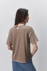 Remera negra de manga corta con escote en V y silueta amplia.