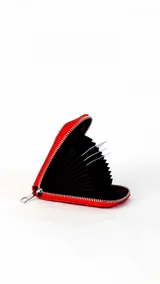 Tarjetero de diseño compacto en color tostado, con cierre perimetral metálico y visor frontal transparente para identificación o tarjetas.