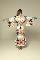 Kimono largo con estampado de ojos en tonos pastel, con mangas anchas y lazo para ajustar en la cintura.