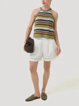 Remera sin mangas de crochet rayada en tonos multicolor, con cuello redondo y diseño fresco de tejido abierto.