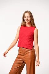 Chaleco rojo de tejido bouclé sin mangas y cuello redondo.