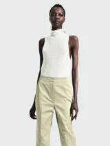 Pantalón de vestir color beige, de corte recto, con bolsillos laterales y traseros.