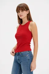Musculosa de algodón color rojo con detalles en blanco en el cuello y sisas, de corte ajustado y diseño con estrella estampada en el centro del pecho.