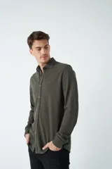 Camisa manga larga verde oliva con fit regular, mangas con botones y logo bordado.