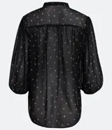 Blusa negra de chiffon con estampado de mini íconos en color crema, cuello mao, solapa frontal con botones y mangas largas abullonadas.