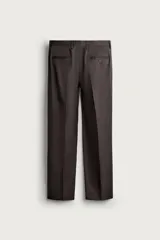 Pantalón de traje regular fit negro, confeccionado en lana italiana, con bolsillos laterales, bolsillos traseros de vivo con botón y cierre frontal de cremallera y botón.