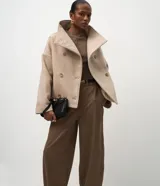 Pantalón de corte barrel con estampado de cuadros, tiro alto, bolsillos laterales y trabillas para cinturón. Confeccionado en tejido con estructura y caída fluida.