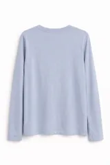 Remera de manga larga con cuello redondo, confeccionada en tejido de punto liso.